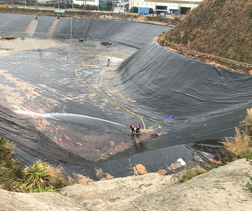 前海街道废水池清理