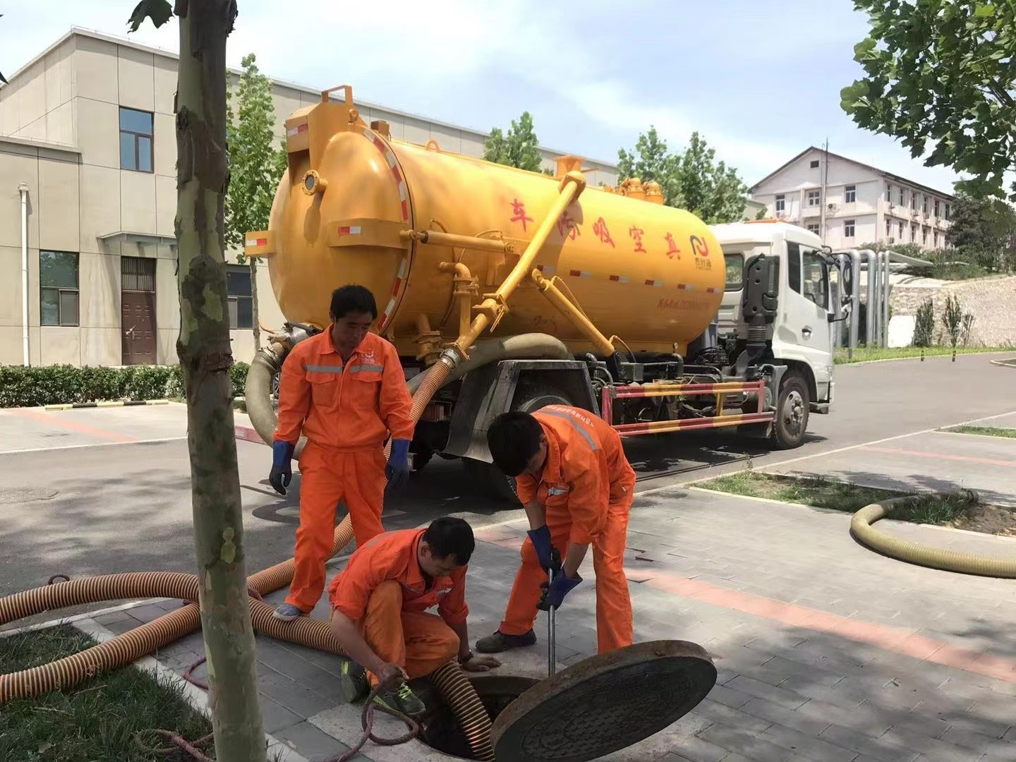 前海街道管道疏通车停在窨井附近