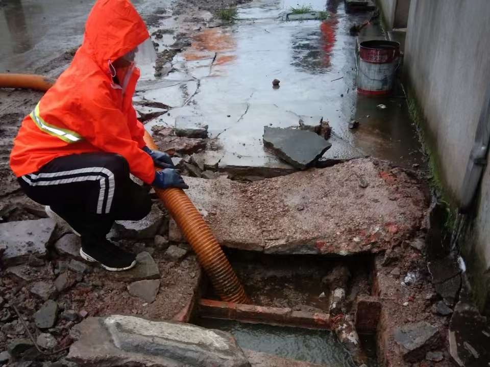 前海街道专业清理污水池 炜誉市政以规范流程守护城市 “肠道”