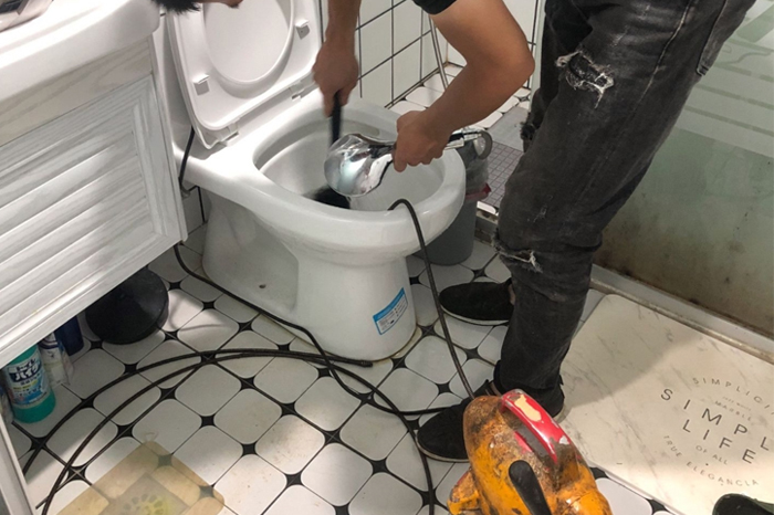 前海街道马桶堵塞自己疏通还是找师傅？专业上门服务让你省时更省心