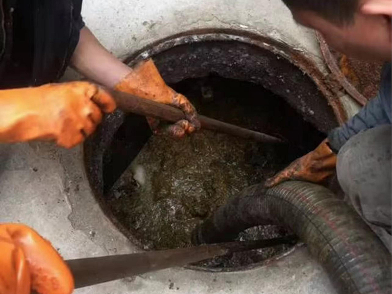 前海街道清理化粪池时如何避免沼气的危害？